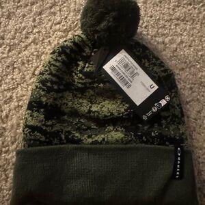 NWT Printed Pom Pom Beanie Oakley color tiger camo green Unisex size U